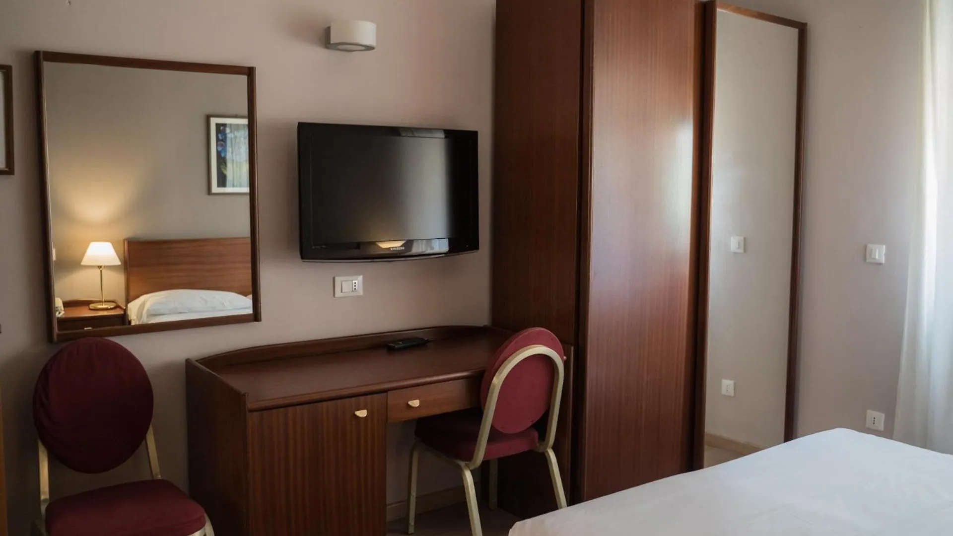 Hotel Mediterraneo Палермо